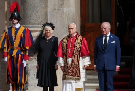 El papa León XIV y Carlos III rezan juntos en el Vaticano en un histórico gesto desde el cisma
