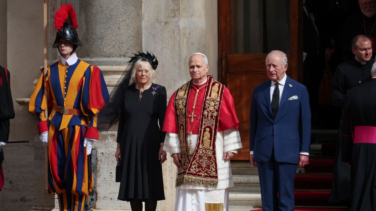 El papa León XIV y Carlos III rezan juntos en el Vaticano en un histórico gesto desde el cisma