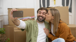 El colmo del alquiler en España: jóvenes que se ven obligados a fingir una relación de pareja