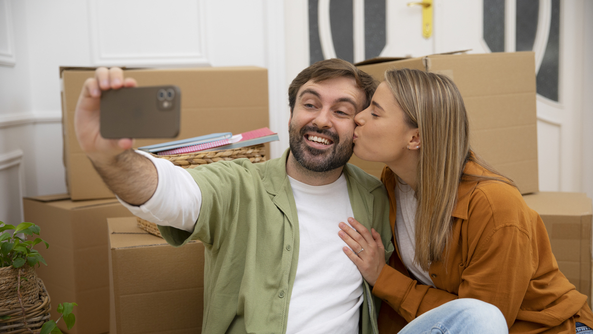 El colmo del alquiler en España: jóvenes que se ven obligados a fingir una relación de pareja