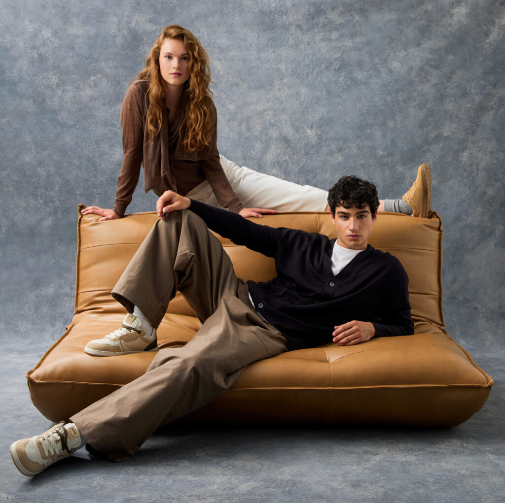 Pareja joven con calzado barefoot. (Fuente: Mustang)