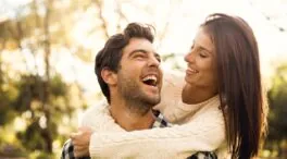 Un estudio de la Universidad de California revela el hábito que hace más felices a las parejas
