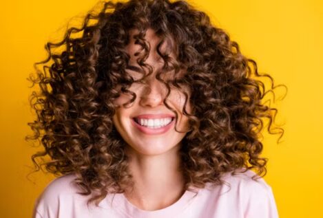 El arte (y la química) de un buen rizo: así funcionan los enlaces de hidrógeno del cabello