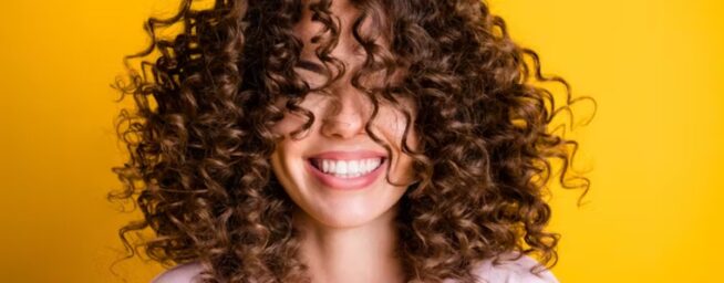 El arte (y la química) de un buen rizo: así funcionan los enlaces de hidrógeno del cabello