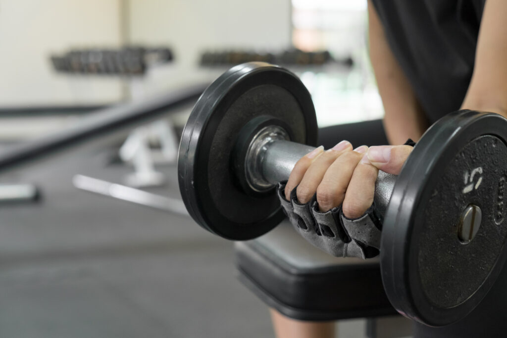 Un estudio revela qué es mejor: si hacer pesas y utilizar las máquinas del gimnasio