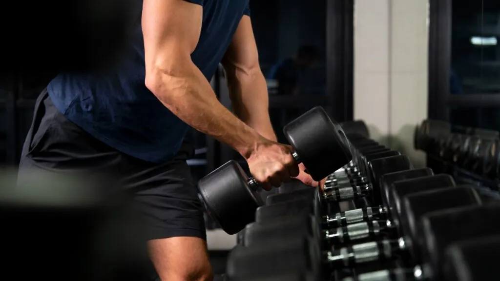 Un estudio revela qué es mejor: si hacer pesas y utilizar las máquinas del gimnasio