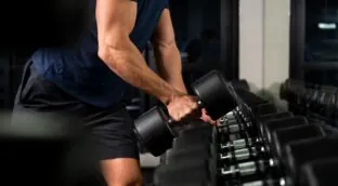 Máquinas o hacer pesas: ¿qué método es mejor para ganar músculo? La ciencia responde