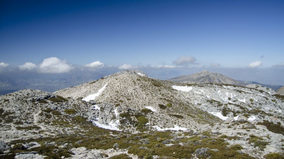 Muere un senderista de 50 años al caerse mientras subía al pico Mágina (Jaén)