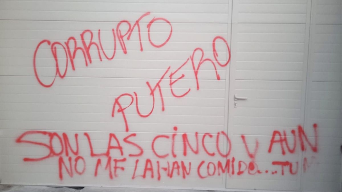 Ábalos denuncia pintadas insultantes en su casa y avisa: «Hoy soy yo, mañana serás tú»