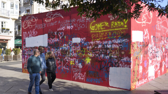 Aparecen pintadas a favor de ETA en el mural artístico instalado en la Virgen Blanca de Vitoria