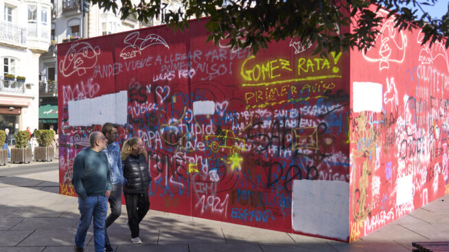Aparecen pintadas a favor de ETA en el mural artístico instalado en la Virgen Blanca de Vitoria