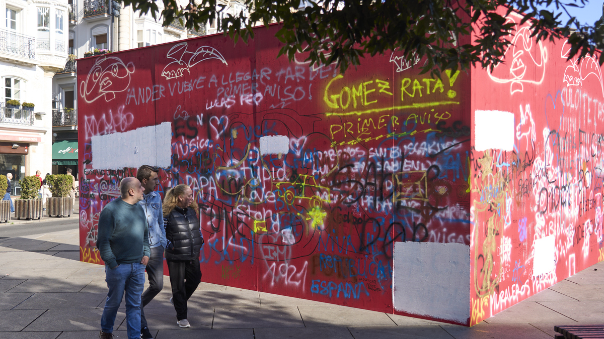 Aparecen pintadas a favor de ETA en el mural artístico instalado en la Virgen Blanca de Vitoria