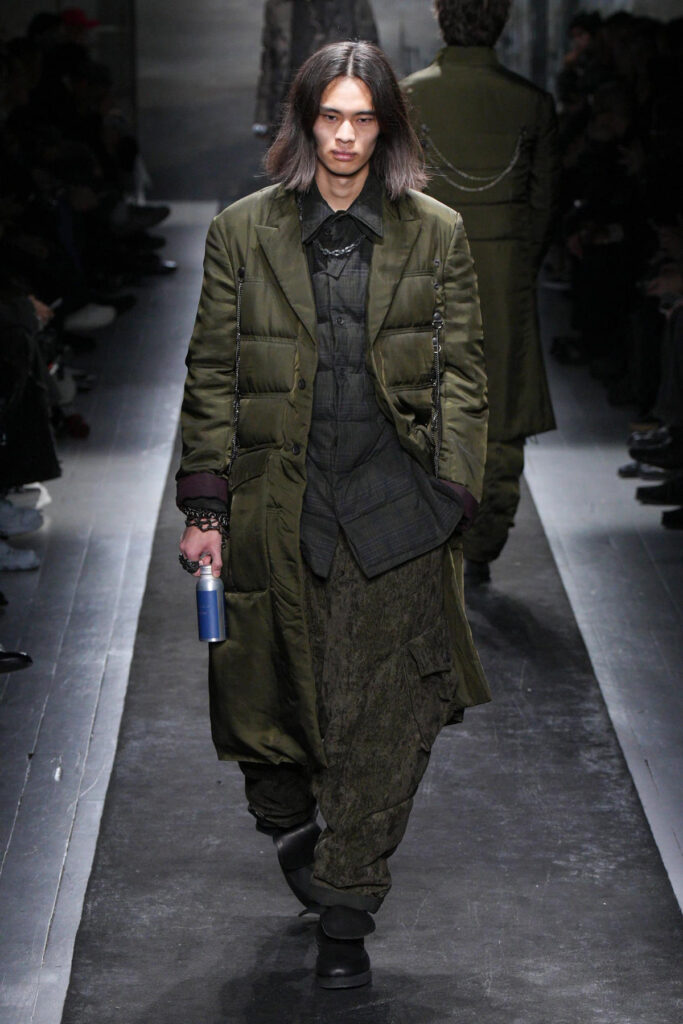 Desfile de Yohji Yamamoto con un plumas verde militar