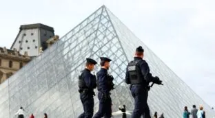 La Policía de Francia detiene a otras cuatro personas en relación con el robo en el Louvre