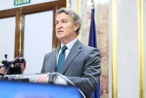 Feijóo acusa a Sánchez de perjudicar a la clase media con subidas de cuotas a los autónomos