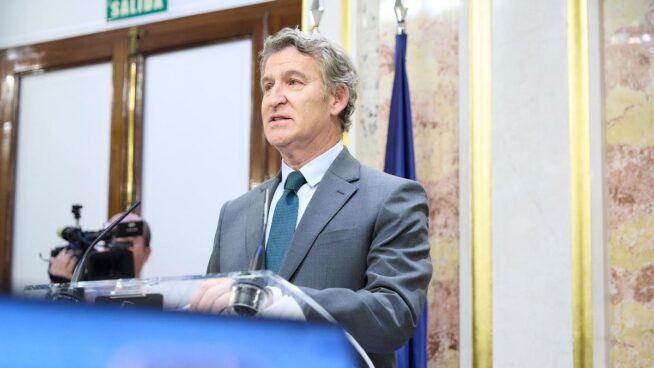 Feijóo acusa a Sánchez de perjudicar a la clase media con subidas de cuotas a los autónomos