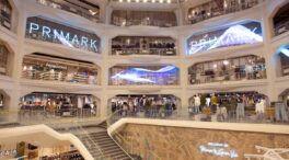 Las frenéticas noches del Primark de Gran Vía: 1.500 camiones al año y un millón de cajas