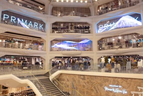 Las frenéticas noches del Primark de Gran Vía: 1.500 camiones al año y un millón de cajas
