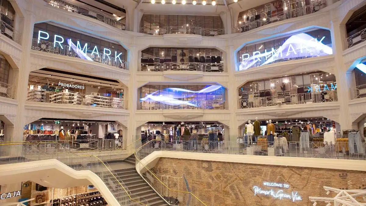 Las frenéticas noches del Primark de Gran Vía: 1.500 camiones al año y un millón de cajas