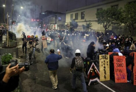 Más de cien heridos, incluidos 80 policías, durante las protestas en Lima (Perú)