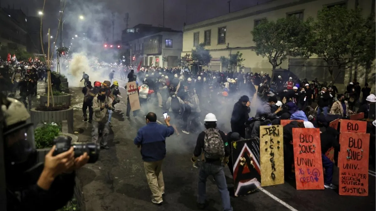 Más de cien heridos, incluidos 80 policías, durante las protestas en Lima (Perú)