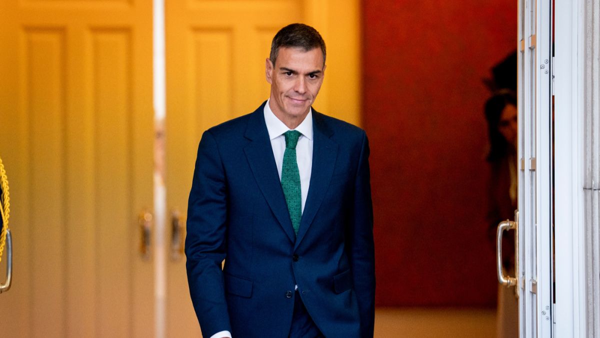 Un sondeo de Iván Redondo da la victoria al PSOE en las elecciones y dispara a Vox