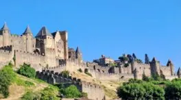 El pueblo francés con un mercadillo navideño medieval y castillo entre colinas
