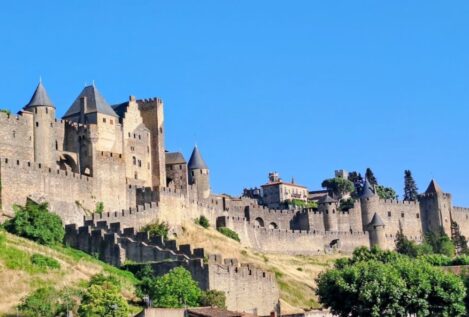 El pueblo francés con un mercadillo navideño medieval y castillo entre colinas