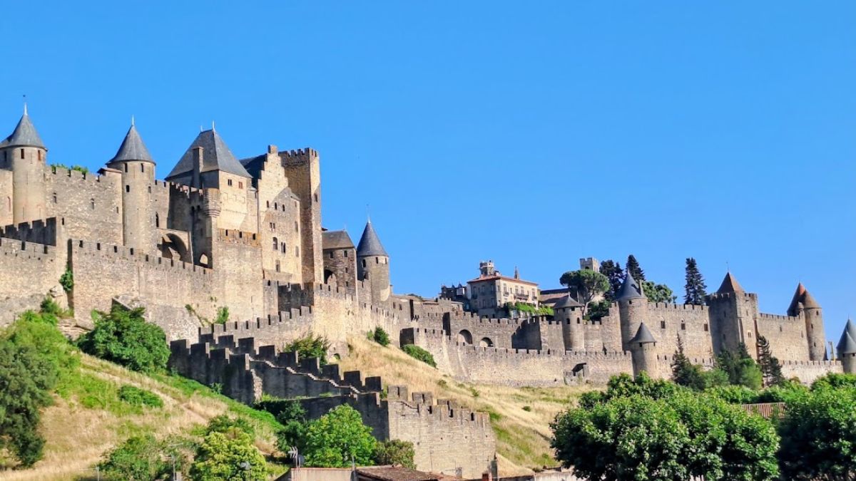 El pueblo francés con un mercadillo navideño medieval y castillo entre colinas