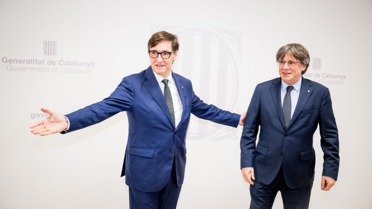 Puigdemont carga contra Illa por ir al desfile del 12-O en plena alerta por lluvias en Cataluña