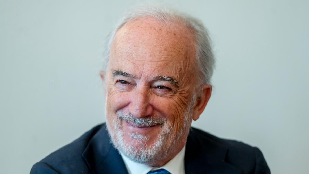 Bronca entre la RAE y el Cervantes por las críticas de García Montero a Muñoz Machado