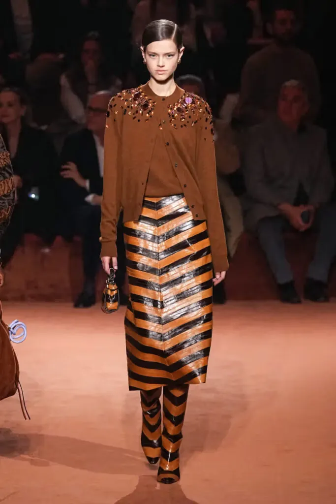 Falda y botas de rayas de Fendi