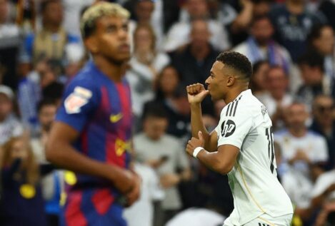 El Real Madrid habla en el campo y reina en un Clásico de locura