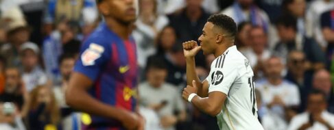 El Real Madrid habla en el campo y reina en un Clásico de locura