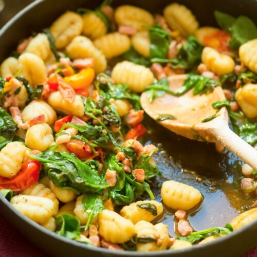 Receta de Malena Costa ñoquis con tomate seco y espinacas