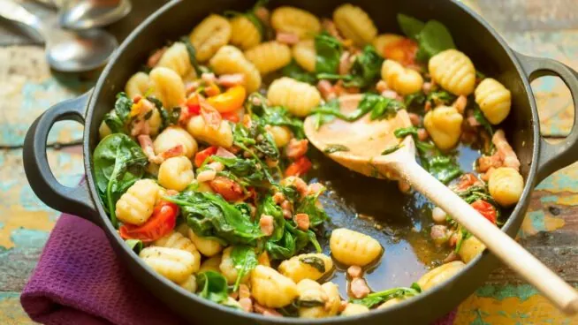 La receta de Malena Costa que se hace en diez minutos: ñoquis con tomate seco y espinacas
