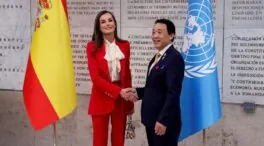Letizia apuesta por su traje rojo favorito y una camisa con lazada que eleva su look en Roma