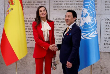 Letizia apuesta por su traje rojo favorito y una camisa con lazada que eleva su look en Roma