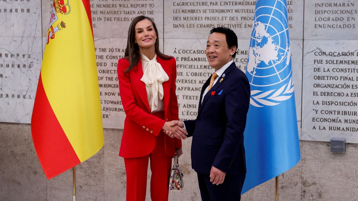 Letizia apuesta por su traje rojo favorito y una camisa con lazada que eleva su look en Roma