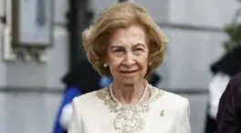 Un blanco clásico y brillos en dorado: el 'total look' de la reina Sofía en los premios Princesa