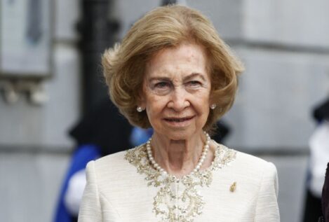 Un blanco clásico y brillos en dorado: el 'total look' de la reina Sofía en los premios Princesa