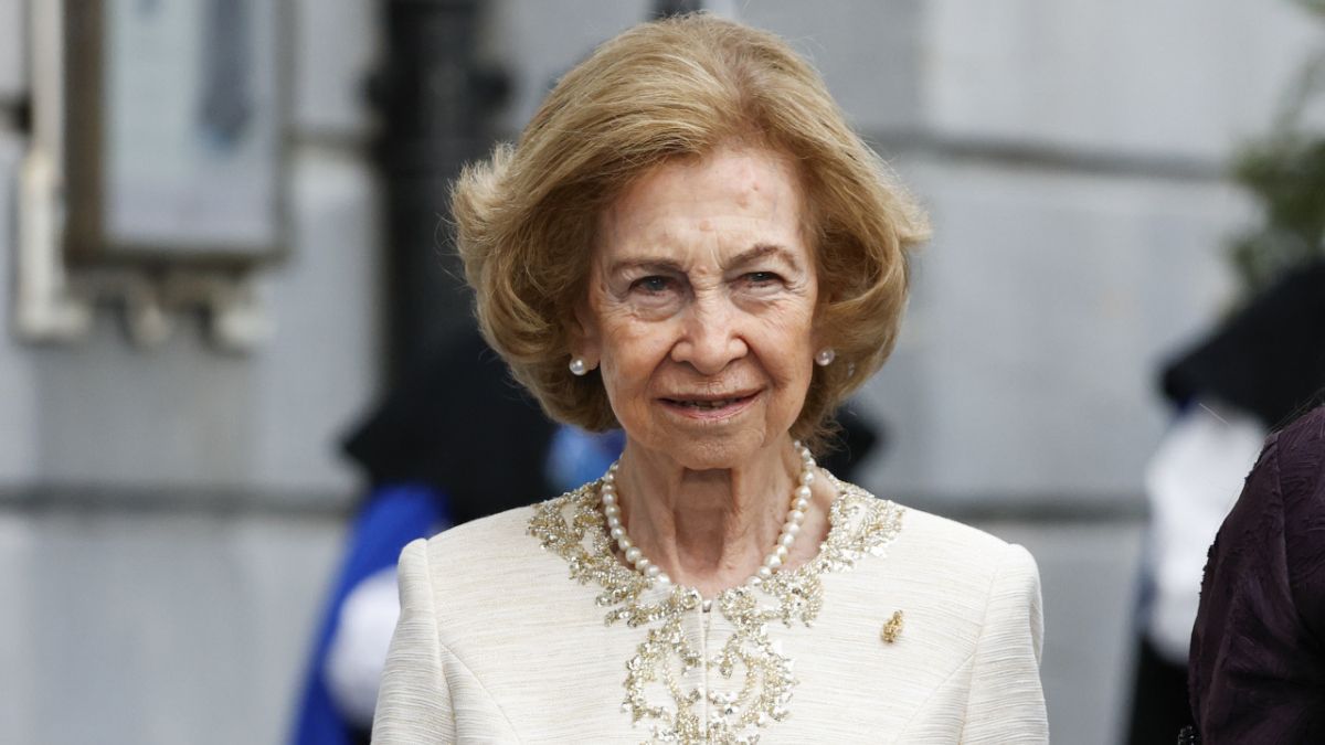 Un blanco clásico y brillos en dorado: el ‘total look’ de la reina Sofía en los premios Princesa
