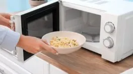 La rejilla del microondas no es decorativa: tiene una función clave que te protege de la radiación