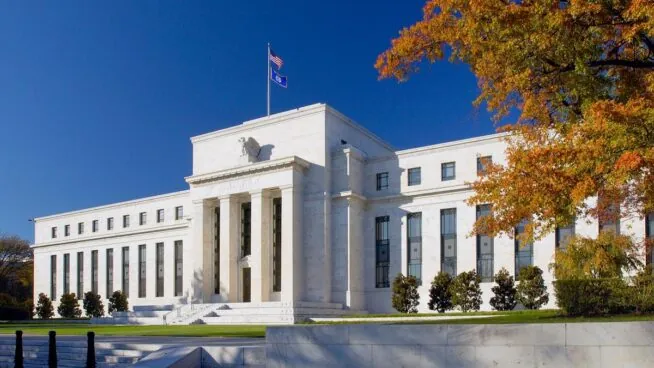 La Fed cumple con lo esperado al rebajar los tipos de interés en 25 puntos básicos