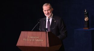 Felipe VI advierte contra los «extremos inquietantes» y apuesta por la educación