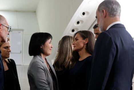 Los Reyes mantienen un emotivo encuentro con diez familiares de las víctimas de la dana