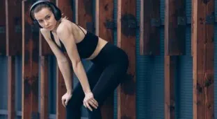 Más allá de la moda: cómo la ropa muy ajustada puede acabar afectando a tu salud