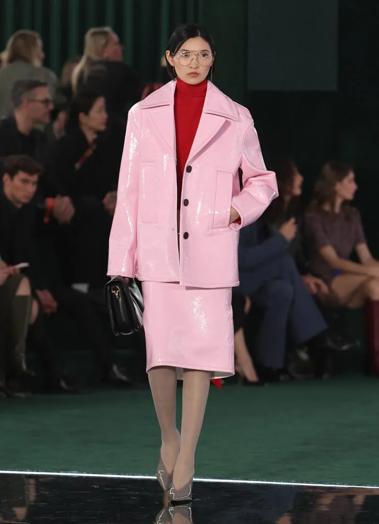 Mezcla de colores rosa y rojo propuesta por Gucci