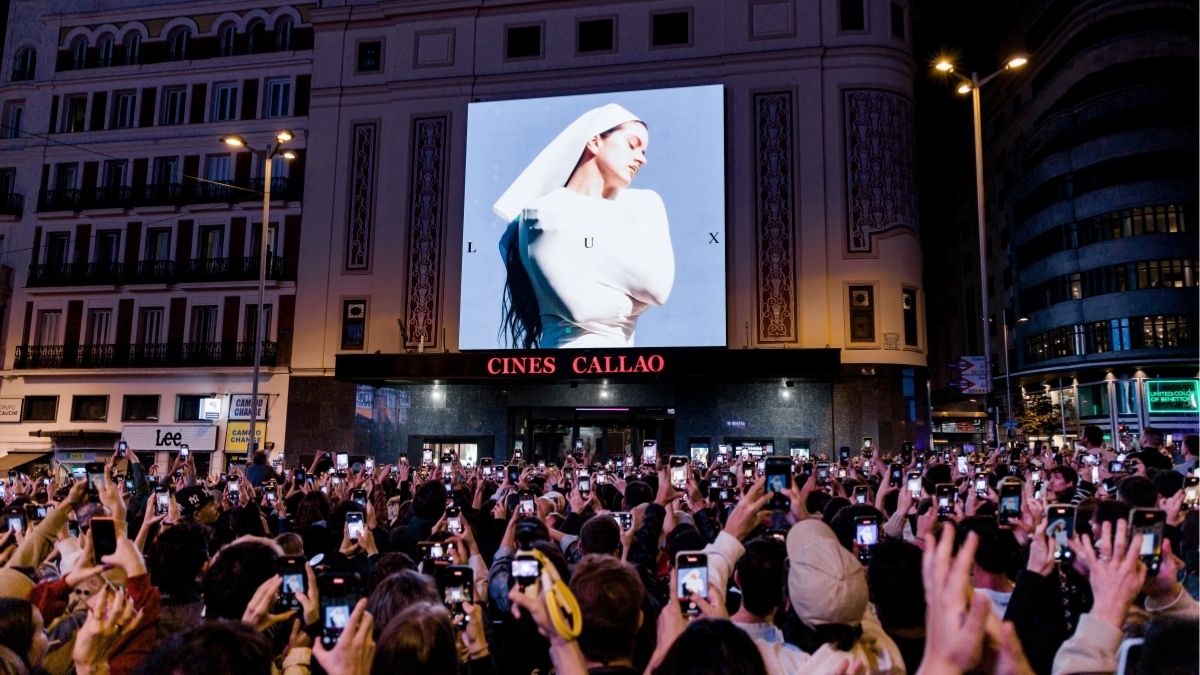 Rosalía colapsa Callao en el anuncio de su nuevo álbum, ‘Lux’, que saldrá el 7 de noviembre