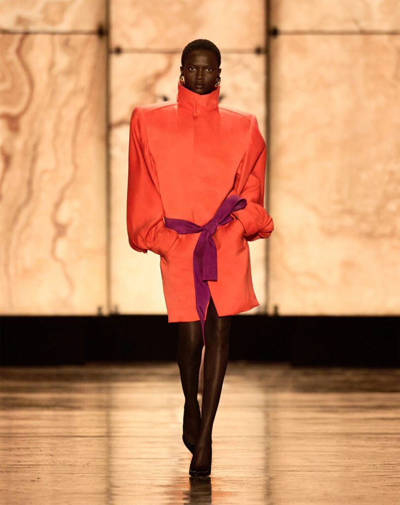 Los hombros marcados fueron uno de los rasgos más aplaudidos en el desfile de Saint Laurent
